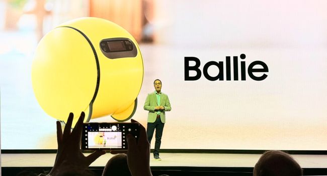 Samsung Ballie: Новый робот-компаньон с улучшенным ИИ и запуском в 2025 году